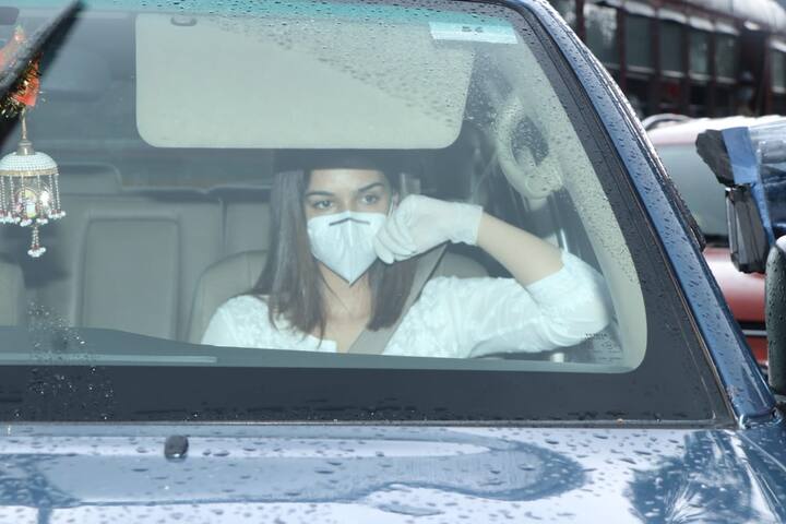 इस दौरान कृति सेनन काफी इमोशनल दिखाई दे रही थीं. (Photo Credit: Manav Manglani)