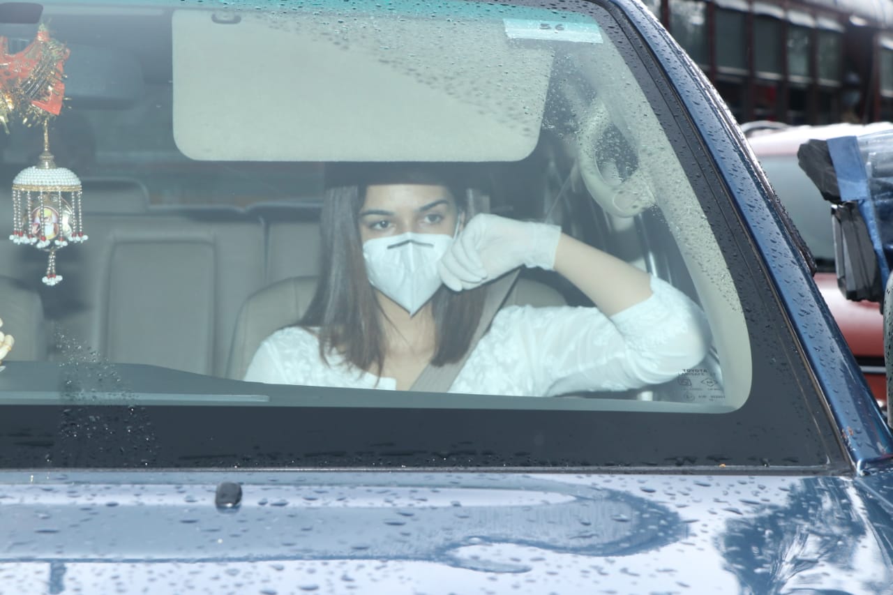 Photos: Kriti Senan and Shraddha Kapoor arrive for Sushant Singh Rajput's last visit, see emotional photos here