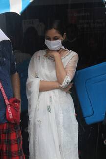 Photos: विले पार्ले में हुआ सुशांत सिंह राजपूत का अंतिम संस्कार, पिता ने दी मुखाग्नि, बारिश में दर्शन करने पहुंचे तमाम सितारे