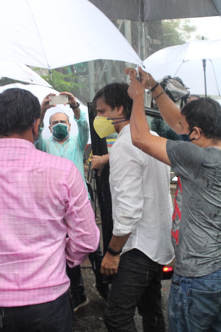 Photos: Sushant Singh Rajput's last rites in Vile Parle, father gave all the stars to visit in the torrential rain