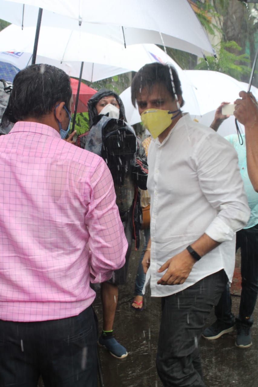 Photos: Sushant Singh Rajput's last rites in Vile Parle, father gave all the stars to visit in the torrential rain