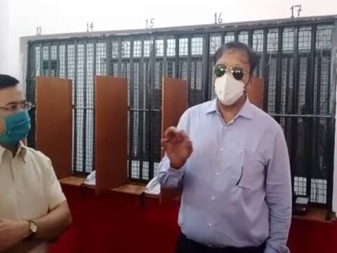 गाजियाबाद: डासना जेल में हॉटलाइन वन टू वन सेवा का उद्घाटन, कोरोना काल में अब ऐसे होगी कैदियों से मुलाकात गाजियाबाद: डासना जेल में हॉटलाइन वन टू वन सेवा का उद्घाटन, कोरोना काल में अब ऐसे होगी कैदियों से मुलाकात