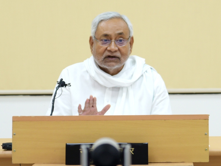 कोरोना काल में पहली बार सीएम आवास से बाहर निकले नीतीश कुमार, बैंकर्स की बैठक में लिया हिस्सा Nitish Kumar exited CM office and residence for the first time in Corona Period ANN