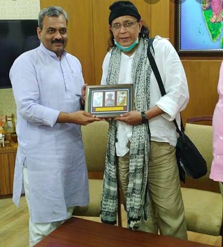 मिथुन चक्रवर्ती एक एक्टर होने के साथ-साथ सिंगर, प्रोड्यूसर, राइटर और सोशल वर्कर हैं. वह राज्यसभा सांसद भी रह चुके हैं. 