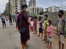 लॉकडाउन के दौरान झोपड़ों में बंद बच्चों की मददगार बनी ये हेल्पिंग टीम