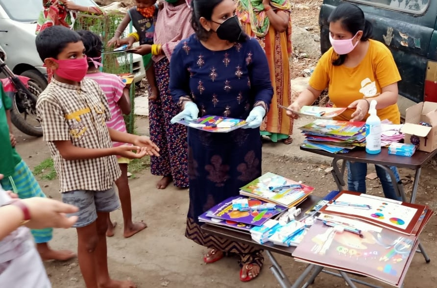 लॉकडाउन के दौरान झोपड़ों में बंद बच्चों की मददगार बनी ये हेल्पिंग टीम