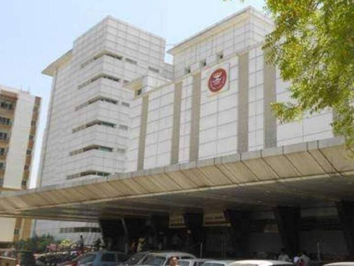 यूपी: नोएडा में कोरोना संदिग्ध छात्रा ने अस्पताल से कूदकर आत्महत्या की Corona suspect student commits suicide by jumping from 7th floor of ESIC Hospital ANN यूपी: नोएडा में कोरोना संदिग्ध छात्रा ने अस्पताल से कूदकर आत्महत्या की