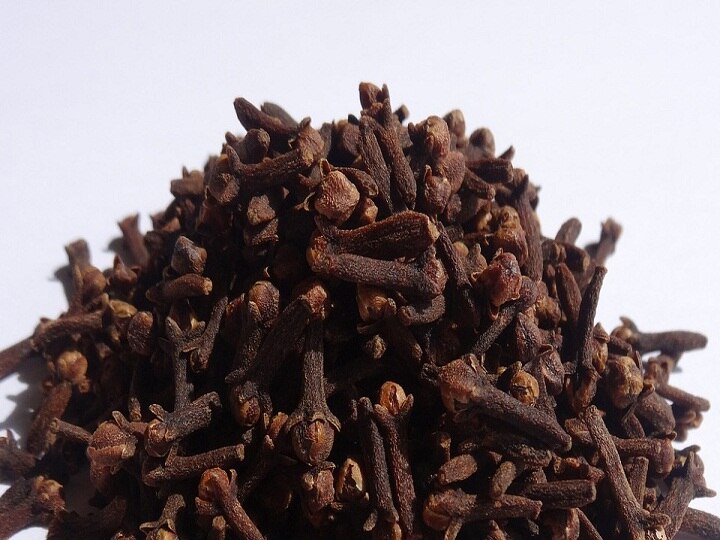 Weight Loss: लौंग खाकर ऐसे घटाएं वजन और रहे सेहतमंद Weight Loss tips If you want to reduce weight then use the cloves in this way Weight Loss: लौंग खाकर ऐसे घटाएं वजन और रहे सेहतमंद