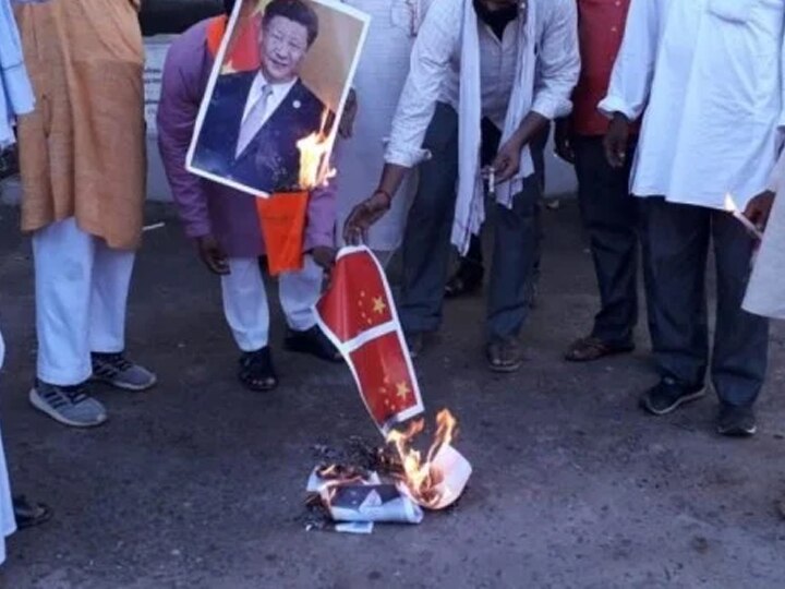 In Gorakhpur Samajwadi Party and Congress protest against China says modi government teach lesson to China गोरखपुर: चीन के खिलाफ सपा और कांग्रेस का प्रदर्शन, एक सुर में बोले कार्यकर्ता- चीन को सबक सिखाए सरकार
