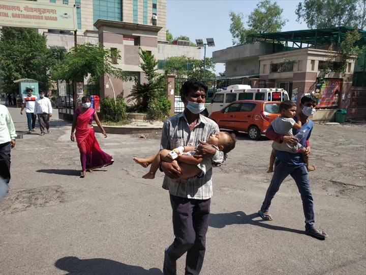 नोएडा: घायल बच्चे को लेकर भटकता रहा बेबस पिता, छह अस्पतालों ने लौटाया Father with injured son moving one hospital to another in Noida नोएडा: घायल बच्चे को लेकर भटकता रहा बेबस पिता, छह अस्पतालों ने लौटाया