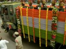 तस्वीरें: जवानों की शहादत को सलाम कर रहे हैं लोग, गूंज रहे हैं अमर रहे के नारे