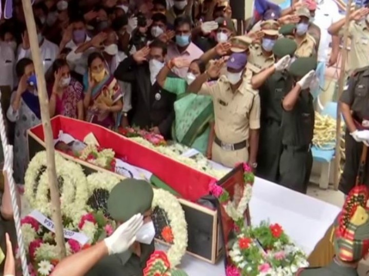 Last farewell to Indian Army martyr Colonel Santosh Babu with Guard of Honor, Army also paid tribute शहीद कर्नल संतोष बाबू को गार्ड ऑफ ऑनर के साथ दी गई अंतिम विदाई, सेना ने भी दी श्रद्धांजलि