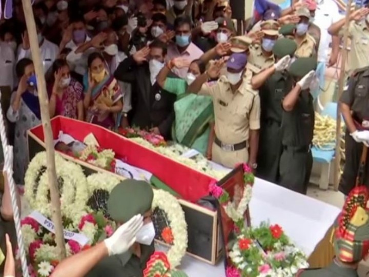 शहीद कर्नल संतोष बाबू को गार्ड ऑफ ऑनर के साथ दी गई अंतिम विदाई, सेना ने भी दी श्रद्धांजलि Last farewell to Indian Army martyr Colonel Santosh Babu with Guard of Honor, Army also paid tribute शहीद कर्नल संतोष बाबू को गार्ड ऑफ ऑनर के साथ दी गई अंतिम विदाई, सेना ने भी दी श्रद्धांजलि