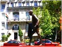 एम्सटरडम में महात्मा गांधी की प्रतिमा को स्प्रे पेंटिंग से पहुंचाया गया नुकसान