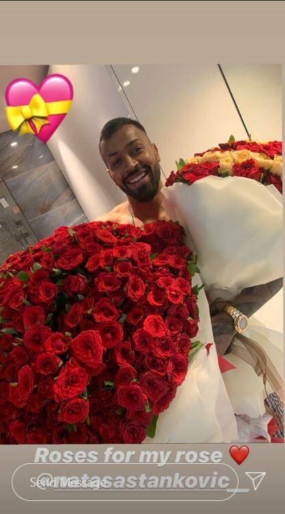 नताशा ने इंस्टाग्राम स्टोरीज पर दोनों गुलदस्ता पकड़े हार्दिक पांड्या की एक तस्वीर री-पोस्ट की.