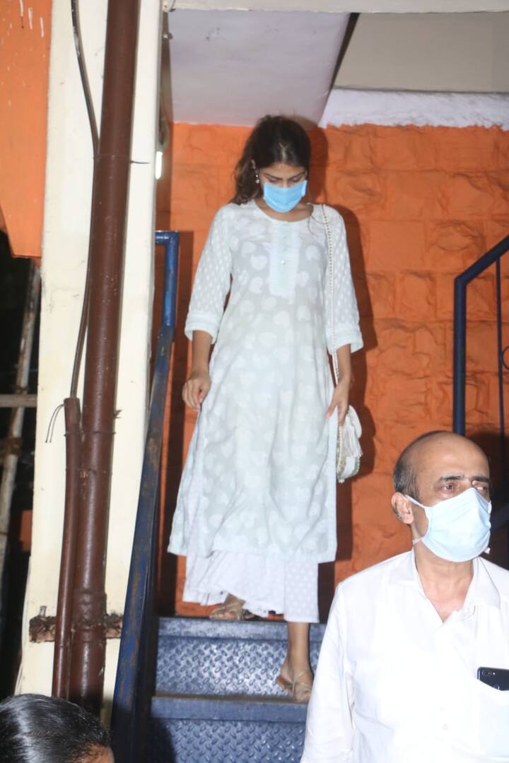 इस दौरान रिया ने सफेद सूट पहने और मुंह पर मॉस्क लगाए पुलिस स्टेशन पहुंचीं. (Photo Credit: Manav Manglani)