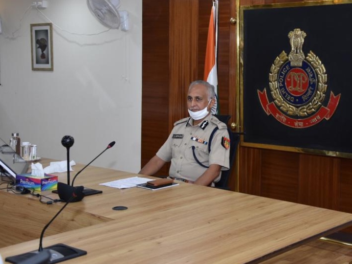 दिल्ली पुलिस कमिश्नर एसएन श्रीवास्तव ने पुलिसकर्मियों से कहा- खुद को कोरोना से बचाते हुए करना होगा स्ट्रीट क्राइम पर काबू Delhi police commissioner SN Shrivastava says We have to eliminate street crime ANN