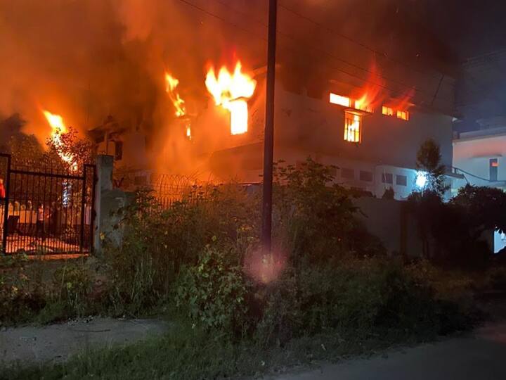 Fire broke out in SIIDCUL factory in Udham Singh Nagar Loss of lakhs ऊधम सिंह नगर: SIIDCUL की फैक्ट्री में लगी आग पर 10 घंटे बाद पाया काबू, लाखों का नुकसान