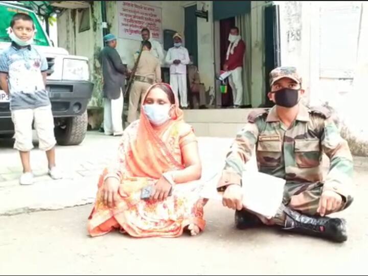 अमेठी: धरने पर बैठा जवान बोला- देश की रक्षा में सीमा पर तैनात, लेकिन प्रशासन उसके जमीन की रक्षा नहीं कर पा रहा Jawan Brajesh Kumar Dubey sat on a dharna in Amethi tehsil with his family अमेठी: धरने पर बैठा जवान बोला- देश की रक्षा में सीमा पर तैनात, लेकिन प्रशासन उसके जमीन की रक्षा नहीं कर पा रहा