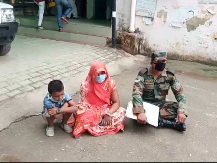 अमेठी: धरने पर बैठा जवान बोला- देश की रक्षा में सीमा पर तैनात, लेकिन प्रशासन उसके जमीन की रक्षा नहीं कर पा रहा