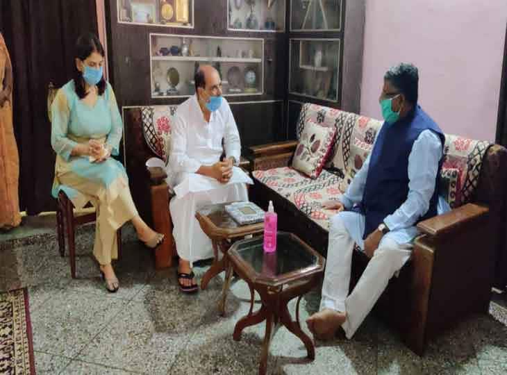 पटना: सुशांत सिंह राजपूत के पिता से मिले रविशंकर प्रसाद, कहा- उनमें भविष्य का शाहरुख खान दिखता था Ravi Shankar Prasad meets Sushant Singh Rajput father in Patna ANN पटना: सुशांत सिंह राजपूत के पिता से मिले रविशंकर प्रसाद, कहा- उनमें भविष्य का शाहरुख खान दिखता था