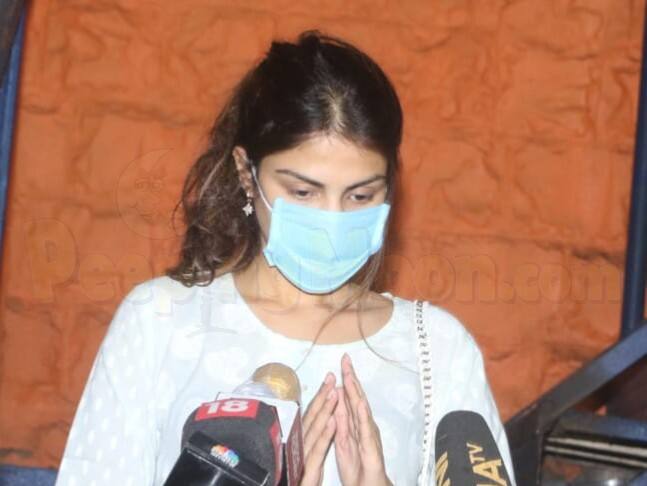 रिया ने पुलिस को बताया कि सुशांत ने क़रीब एक साल पहले जब वो रिलेशनशिप में नहीं थे उनसे यशराज फ़िल्म छोड़ने के लिए कहा था. 