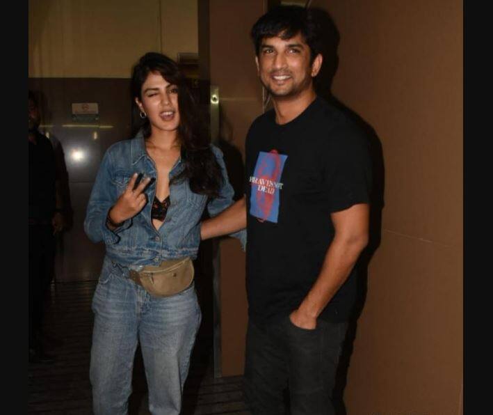 रिया ने सुशांत और अपने रिश्ते के बारे में बताया कि सुशांत यशराज फ़िल्म की SHUDH DESI ROMANCE से फ़िल्म कर रहा था और मैं यशराज फ़िल्म की MERE DAD KI MARUTI की शूटिंग कर रही थी. तभी पहली बार हम दोनों मिले, फिर इंडस्ट्री की पार्टीज़ में मुलाक़ात होना शुरू हुई और हमारी दोस्ती हुई.