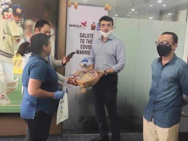 BCCI President Sourav Ganguly meets Corona Warriors ANN कोरोना वॉरियर्स से मिले BCCI अध्यक्ष सौरभ गांगुली, किया सम्मानित