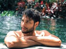 'गली बॉय' एक्टर सिद्धांत चतुर्वेदी ने बीच पर किया डांस, देखें वायरल VIDEO