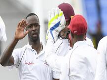 वेस्टइंडीज़ के तेज़ गेंदबाज़ केमार रोच बोले- गेंद चमकाने के लिए लार की जगह वैक्स के इस्तेमाल की मिले अनुमति