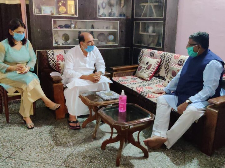 Ravi Shankar Prasad visited Sushant Singh rajput patna home met his father and floral tribute सुशांत के परिवार से मिले केंद्रीय मंत्री रविशंकर प्रसाद, दिवंगत अभिनेता की तस्वीर पर अर्पित की पुष्पांजलि