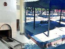 UP: दो पैकिंग में आता है कोरोना मरीजों का शव, परिजन पैकिंग खुलवाकर मांग रहे कीमती सामान