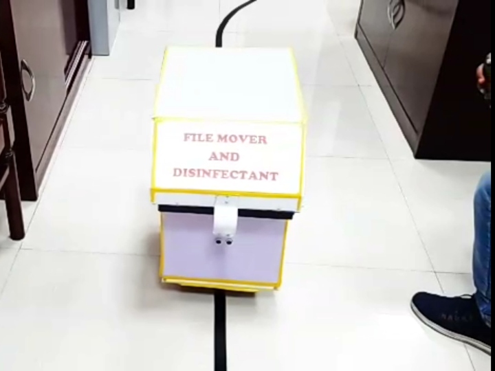 मेरठ: कोरोना से बचाव के लिए कैंट बोर्ड के इंजीनियर्स ने बनाया रोबोट, बाहर से आने वाले फाइलों को करता है सेनिटाइज Engineers of Meerut Cantt Board made robot for protection from Coronavirus ANN