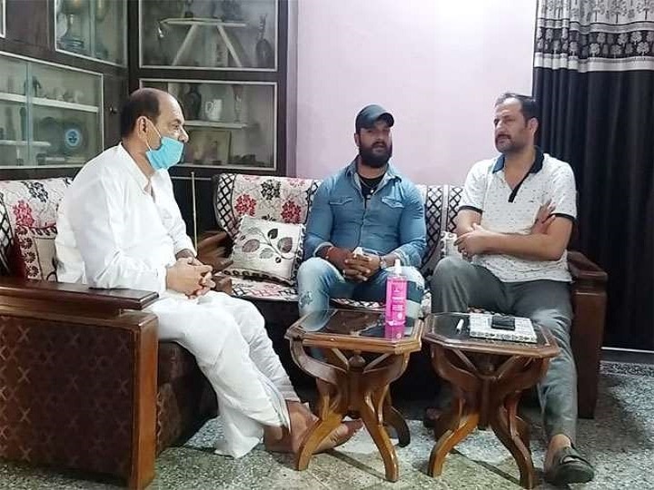 Khesarilal Yadav visited Sushant Singh Rajput's family, said- Bollywood has nepotism सुशांत सिंह राजपूत के परिजनों से मिलने पहुंचे खेसारीलाल यादव, कहा- बॉलीवुड में है नेपोटिज्म