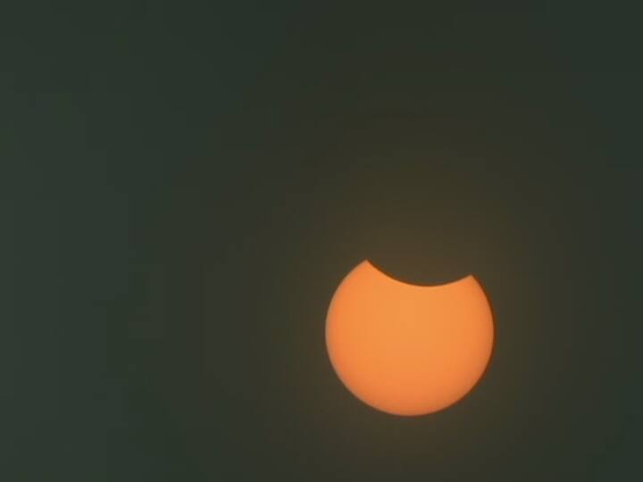 Solar Eclipse 2020: देश के अलग-अलग हिस्सों में ऐसा दिख रहा सूर्य ग्रहण, तस्वीरों में देखिए खूबसूरत झलक