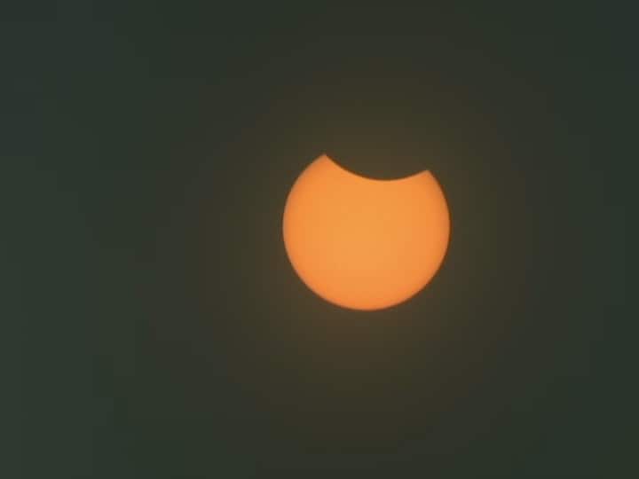 Solar Eclipse 2020: देश के अलग-अलग हिस्सों में ऐसा दिख रहा सूर्य ग्रहण, तस्वीरों में देखिए खूबसूरत झलक
