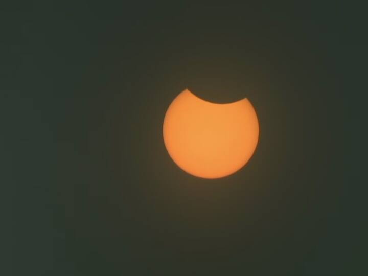 गुजरात के गांधी से सूर्य ग्रहण ऐसा नजर आया है. सूर्य ग्रहण 11 बजकर 42 मिनट से लेकर 1 बजकर 32 मिनट तक स्पष्ट दिखाई देगा.  