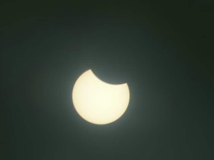 Solar Eclipse 2020: देश के अलग-अलग हिस्सों में ऐसा दिख रहा सूर्य ग्रहण, तस्वीरों में देखिए खूबसूरत झलक