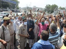 जम्मूः अंतिम संस्कार के दौरान युवकों की संदिग्ध मौत के खिलाफ परिजनों का प्रदर्शन, प्रशासन को बताया जिम्मेदार