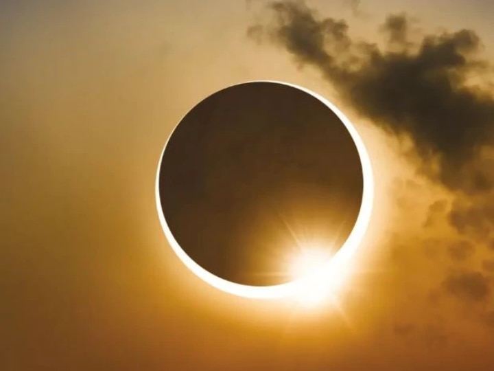 On December 14, the last solar eclipse of 2020, know the 10 essential facts related to it 14 दिसंबर को लग रहा है साल 2020 का आखिरी सूर्यग्रहण, जानिए इससे जुड़ी 10 जरूरी बातें