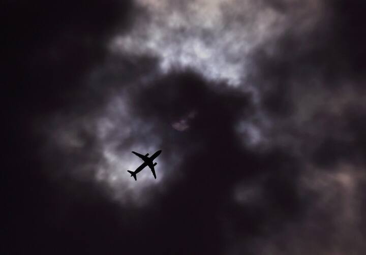 राष्ट्रीय राजधानी में इस खगोलीय घटना के दीदार की चाहत रखने वालों को आसमान में छाए बादलों ने थोड़ा मायूस भी किया.