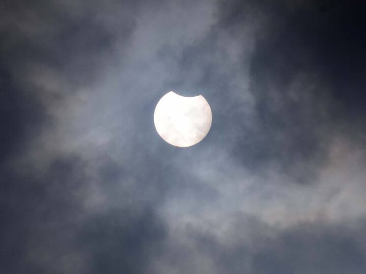 मेरठ: बर्तन में पानी से लेकर एक्स-रे फिल्म से देखा गया सूर्य ग्रहण, मस्जिदों में पढ़ी गई नमाज-ए-कसूफ Meerut Namaz e Kasuf read in mosques on solar eclipse ANN मेरठ: बर्तन में पानी से लेकर एक्स-रे फिल्म से देखा गया सूर्य ग्रहण, मस्जिदों में पढ़ी गई नमाज-ए-कसूफ