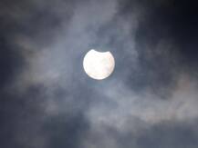 मेरठ: बर्तन में पानी से लेकर एक्स-रे फिल्म से देखा गया सूर्य ग्रहण, मस्जिदों में पढ़ी गई नमाज-ए-कसूफ