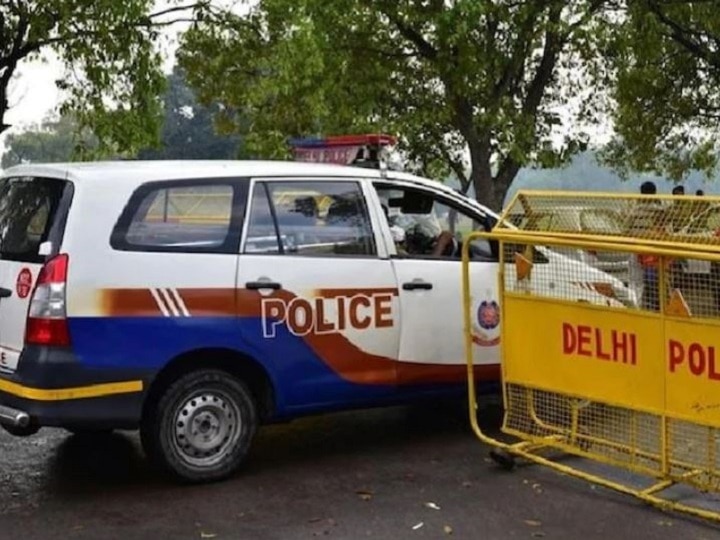Delhi: Cop commits suicide with service pistol inside police station after posting TikTok video दिल्ली: पुलिसवाले ने थाने में गोली मारकर की खुदकुशी, टिकटॉक वीडियो कहा था- अच्छा पति-पिता न बन सका