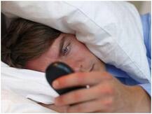 जानिए कितने फीसदी लोग उठते ही चेक करते हैं अपना मोबाइल, क्या आप भी हैं इस आदत का शिकार