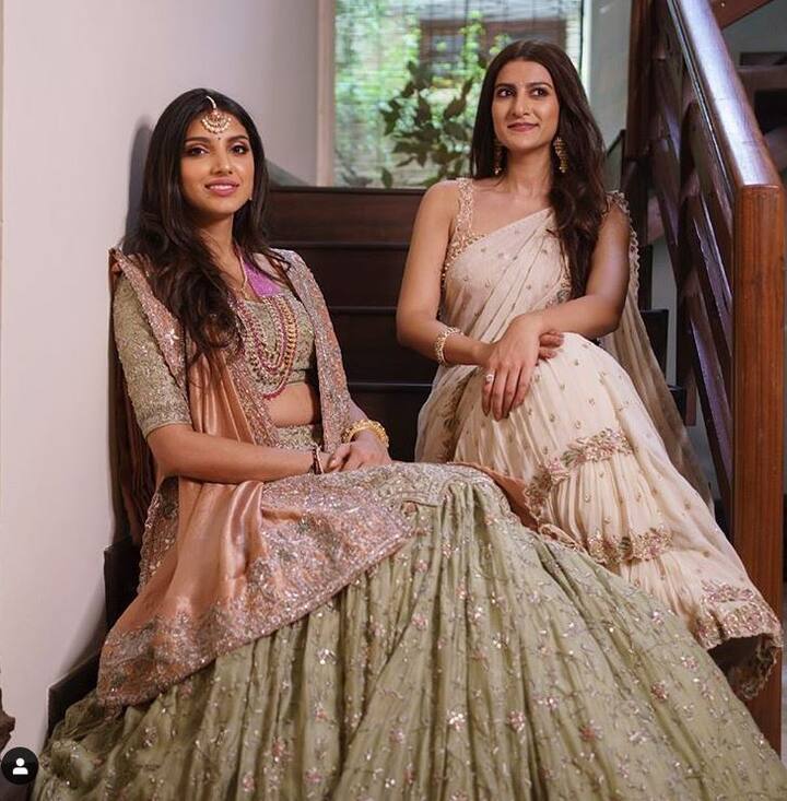 वहीं एक तस्वीर में मिहिका अपनी बहन के साथ भी बेहद खूबसूरत अंदाज में नजर आ रही हैं. (Photo Credit: Instagram)