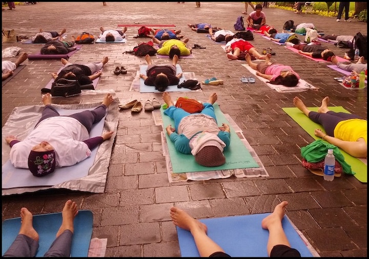 Know how to perform, and the benefits of Shavasana or the Corpse Pose 'शवासन' करने से आप खुद को रख सकते हैं तनावमुक्त, जानिए कैसे करें