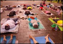 'शवासन' करने से आप खुद को रख सकते हैं तनावमुक्त, जानिए कैसे करें