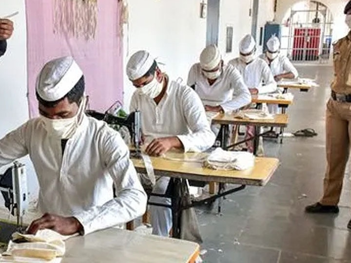 More than 16 lakh 53 thousand masks prepared by prisoner in uttar pradesh jail यूपी: जेल में बंद कैदियों ने तैयार किये 16 लाख 53 हजार से ज्यादा मास्क, सुरक्षा का रखा जा रहा है पूरा ध्यान