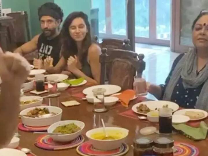 Shibani Dandekar enjoying lunch time with farhan akhtar family फरहान अख्तर के परिवार के साथ इंजॉय करते शिबानी दांडेकर का वीडियो वायरल, मां शबाना आजमी ने किया शेयर